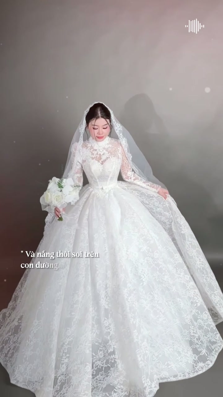 Cô dâu trong váy cưới trắng tại Thy Thy Bridal Studio