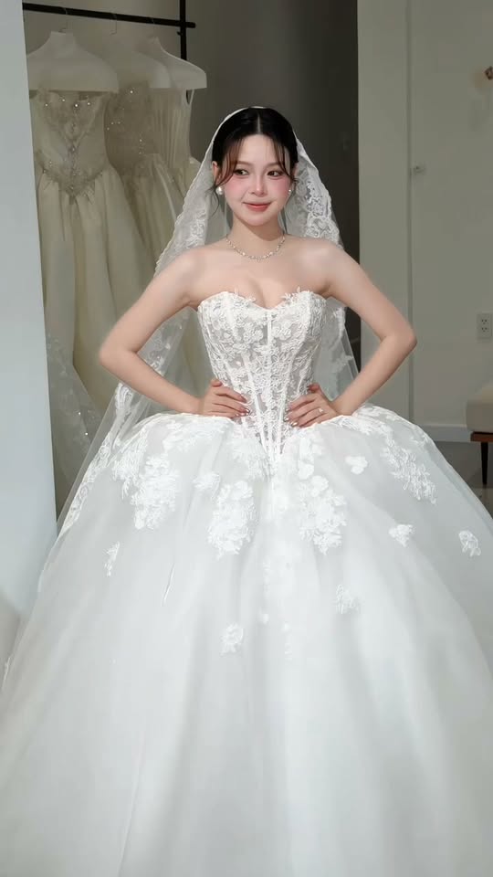 Cô dâu trong mẫu váy cưới ren trắng